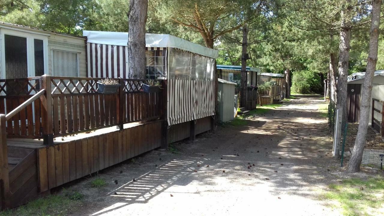 Отель Camping Les Peupliers Saint-Pere-en-Retz Экстерьер фото